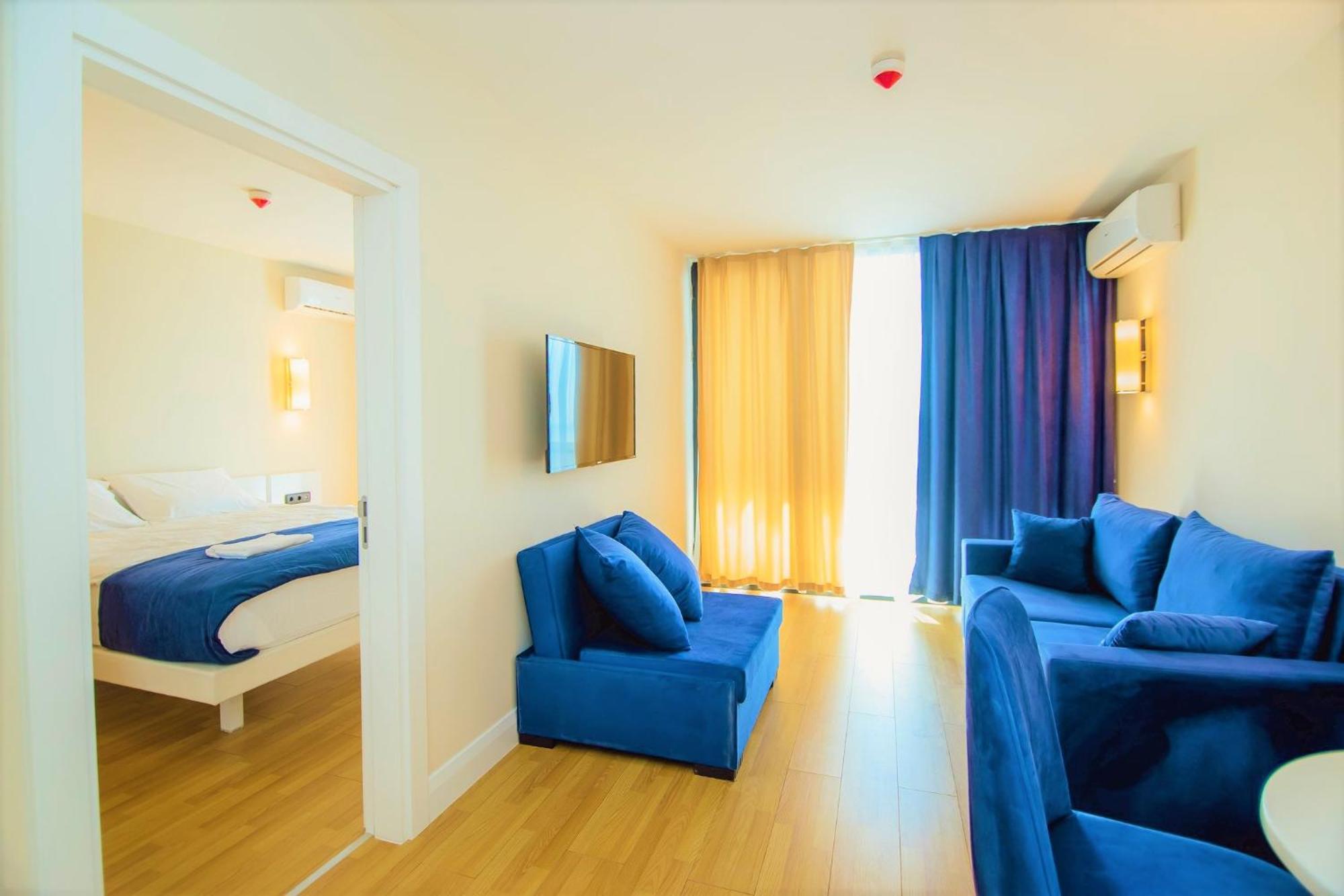 Luxury Beach Front Hotel บาทูมิ ภายนอก รูปภาพ