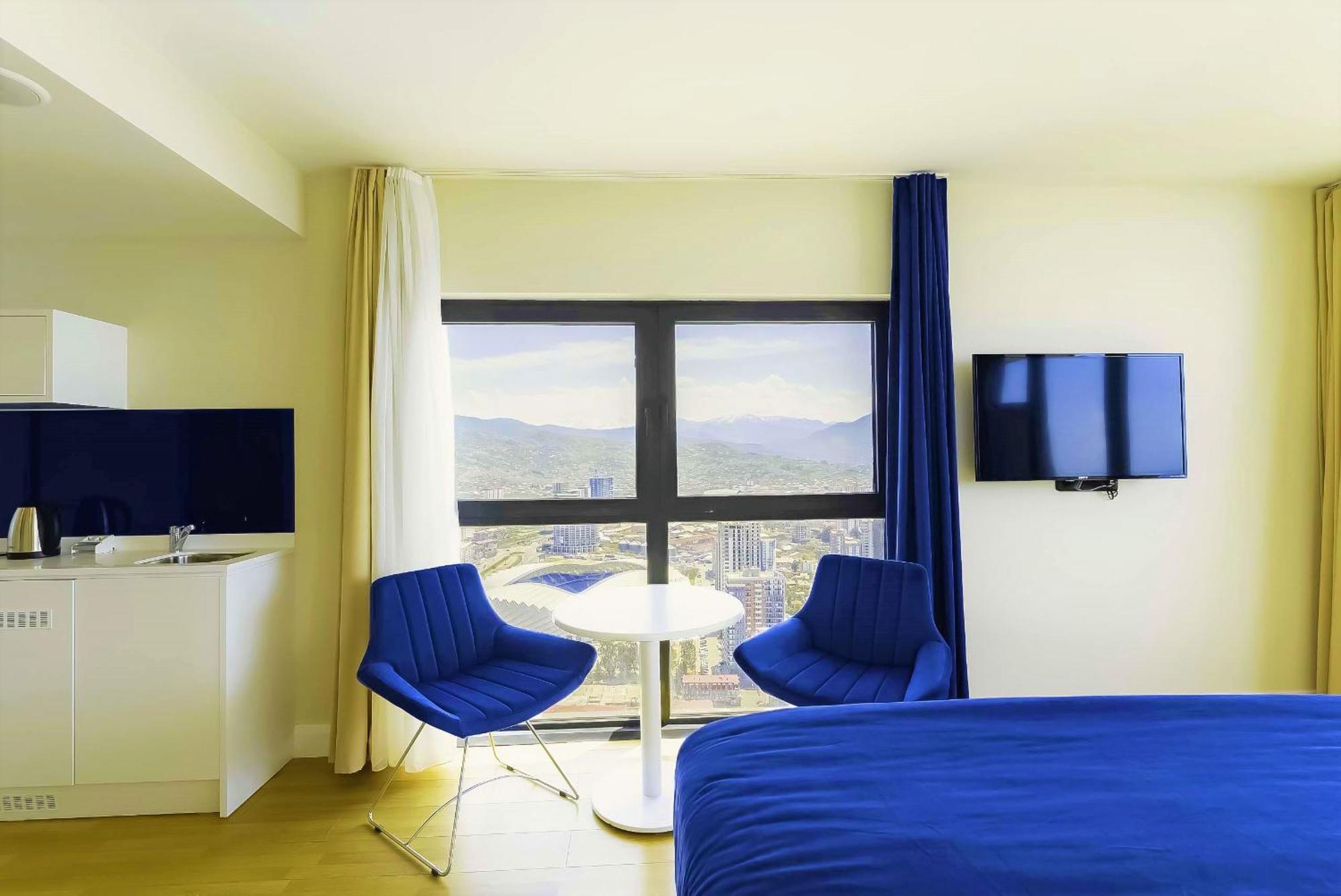Luxury Beach Front Hotel บาทูมิ ภายนอก รูปภาพ