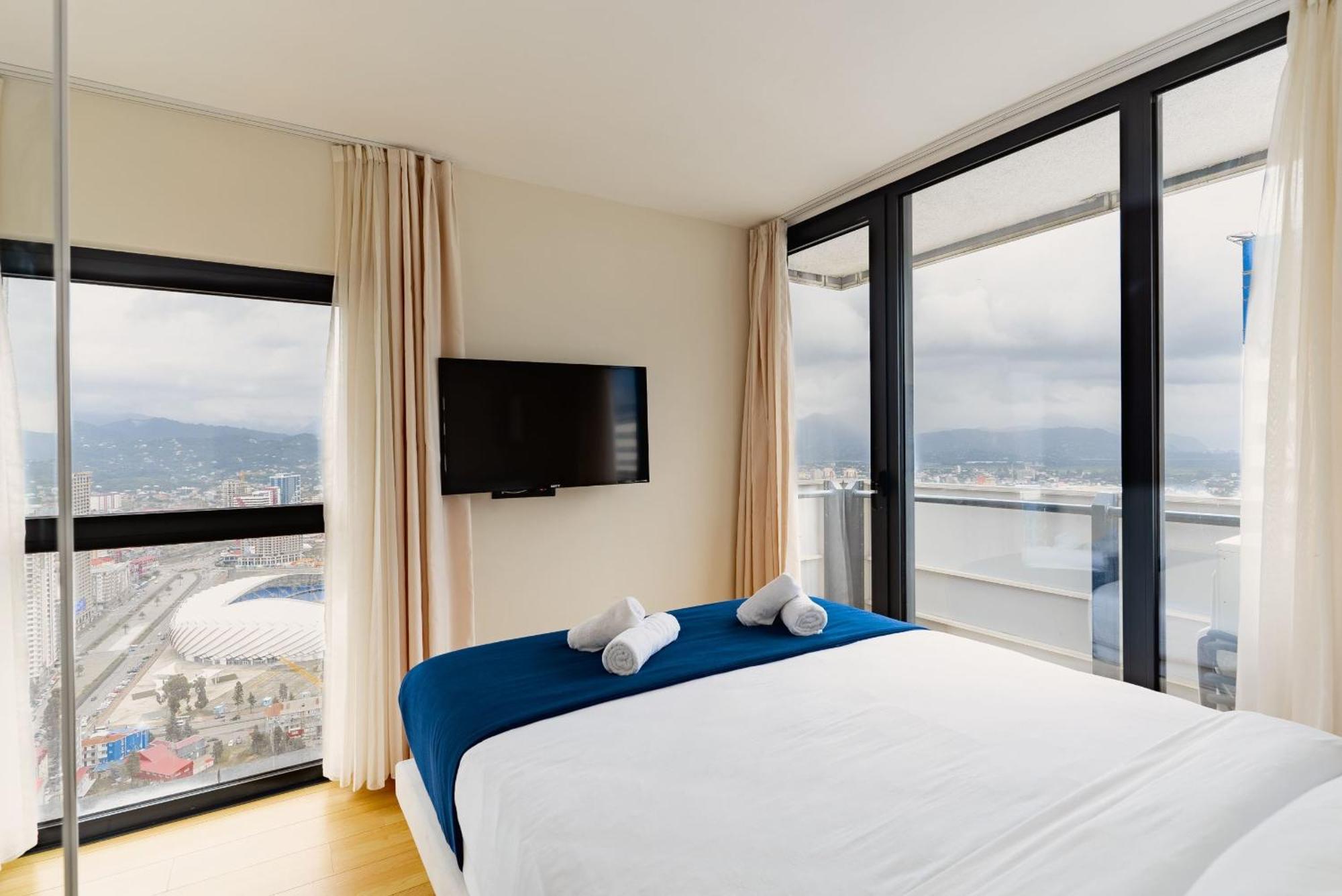 Luxury Beach Front Hotel บาทูมิ ภายนอก รูปภาพ