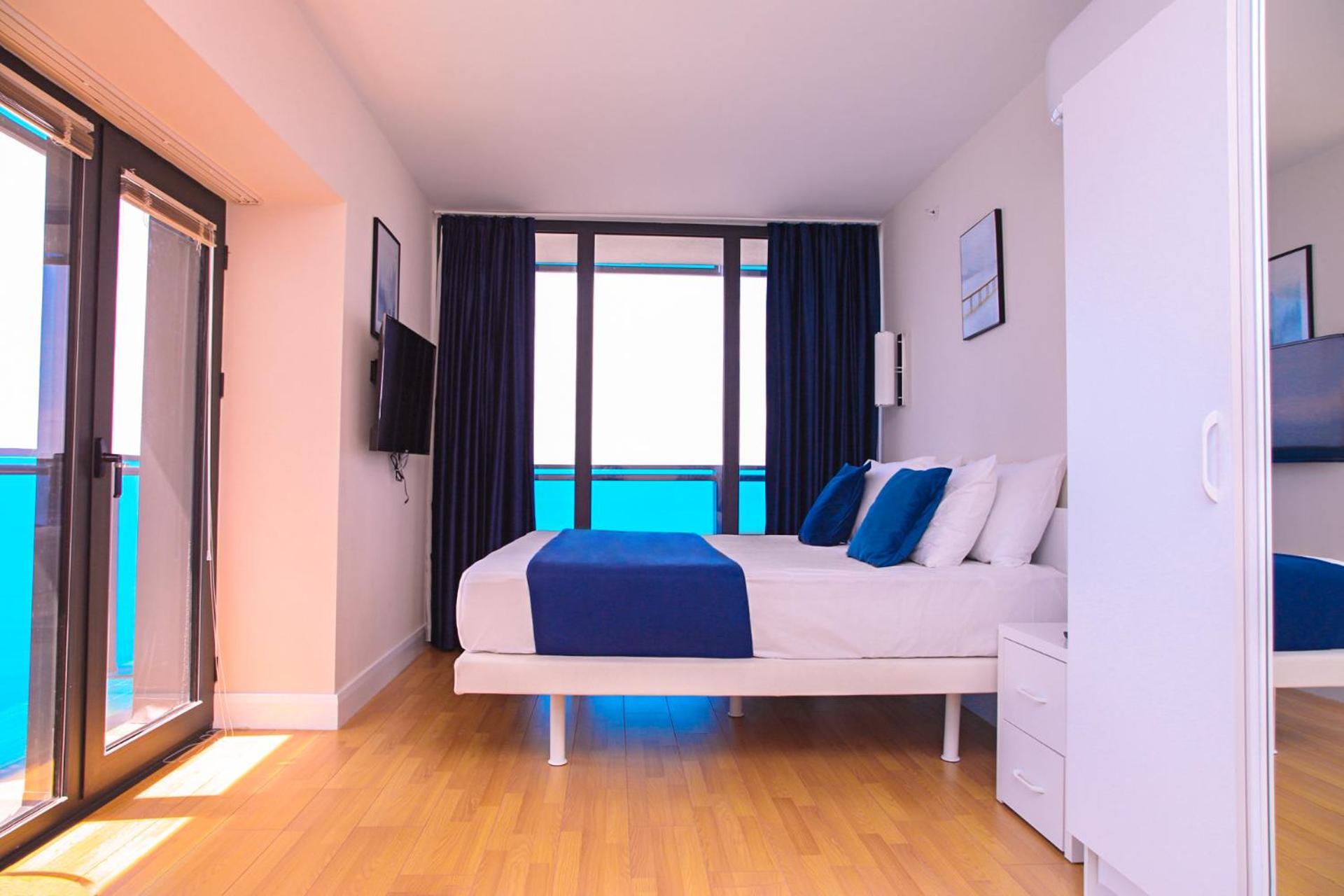 Luxury Beach Front Hotel บาทูมิ ภายนอก รูปภาพ