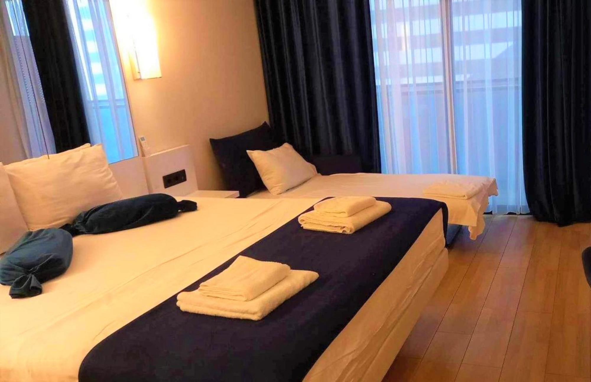 Luxury Beach Front Hotel บาทูมิ ภายนอก รูปภาพ