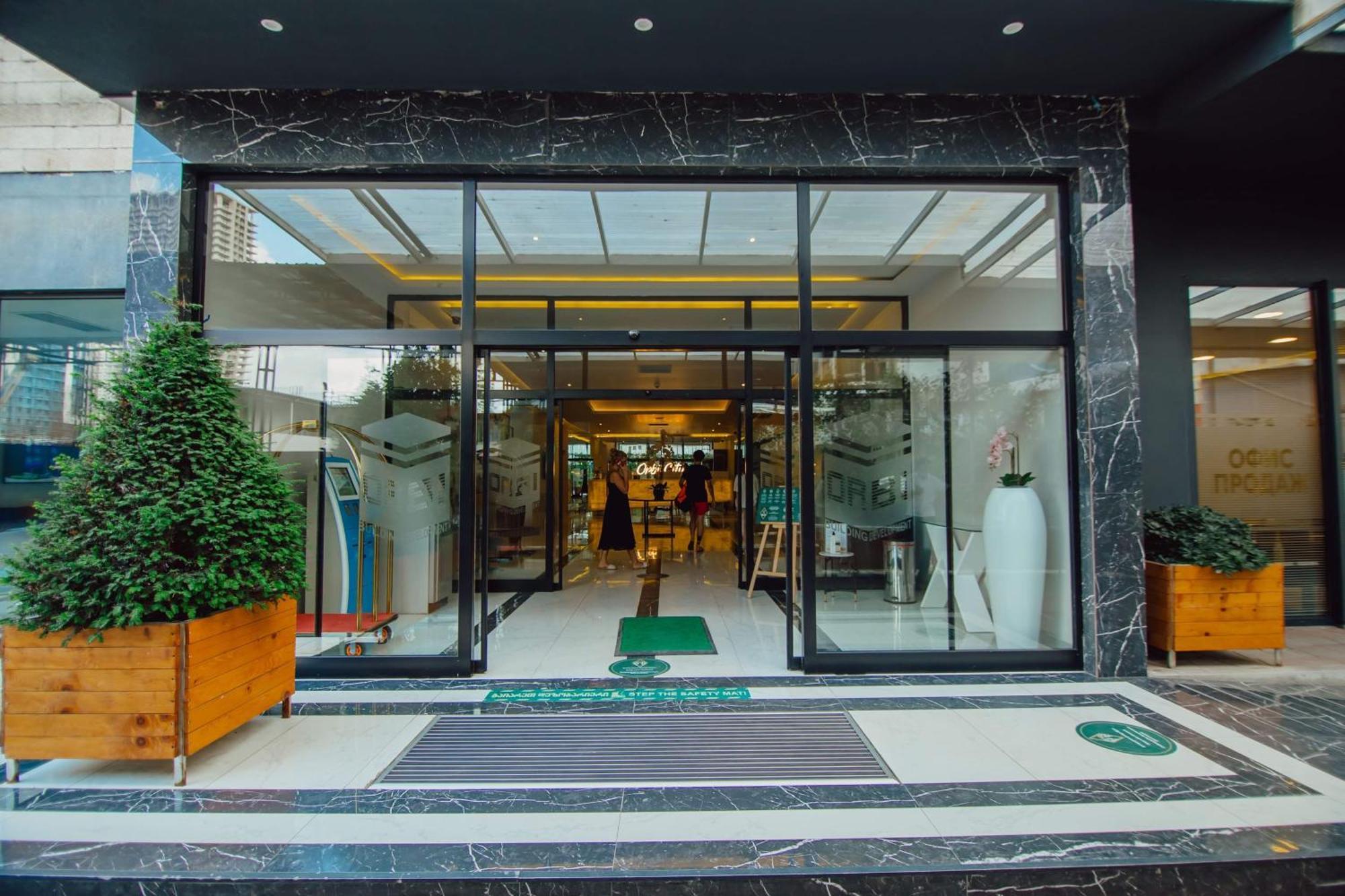 Luxury Beach Front Hotel บาทูมิ ภายนอก รูปภาพ
