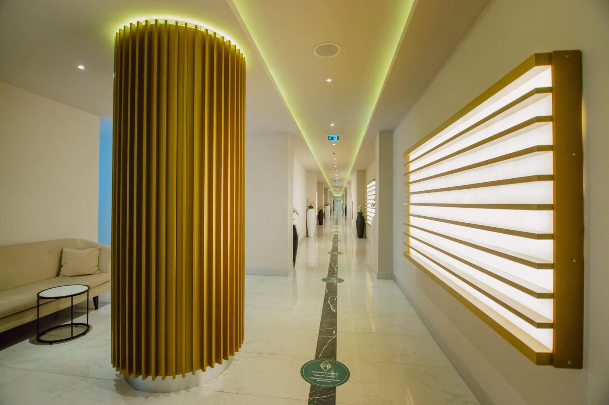 Luxury Beach Front Hotel บาทูมิ ภายนอก รูปภาพ