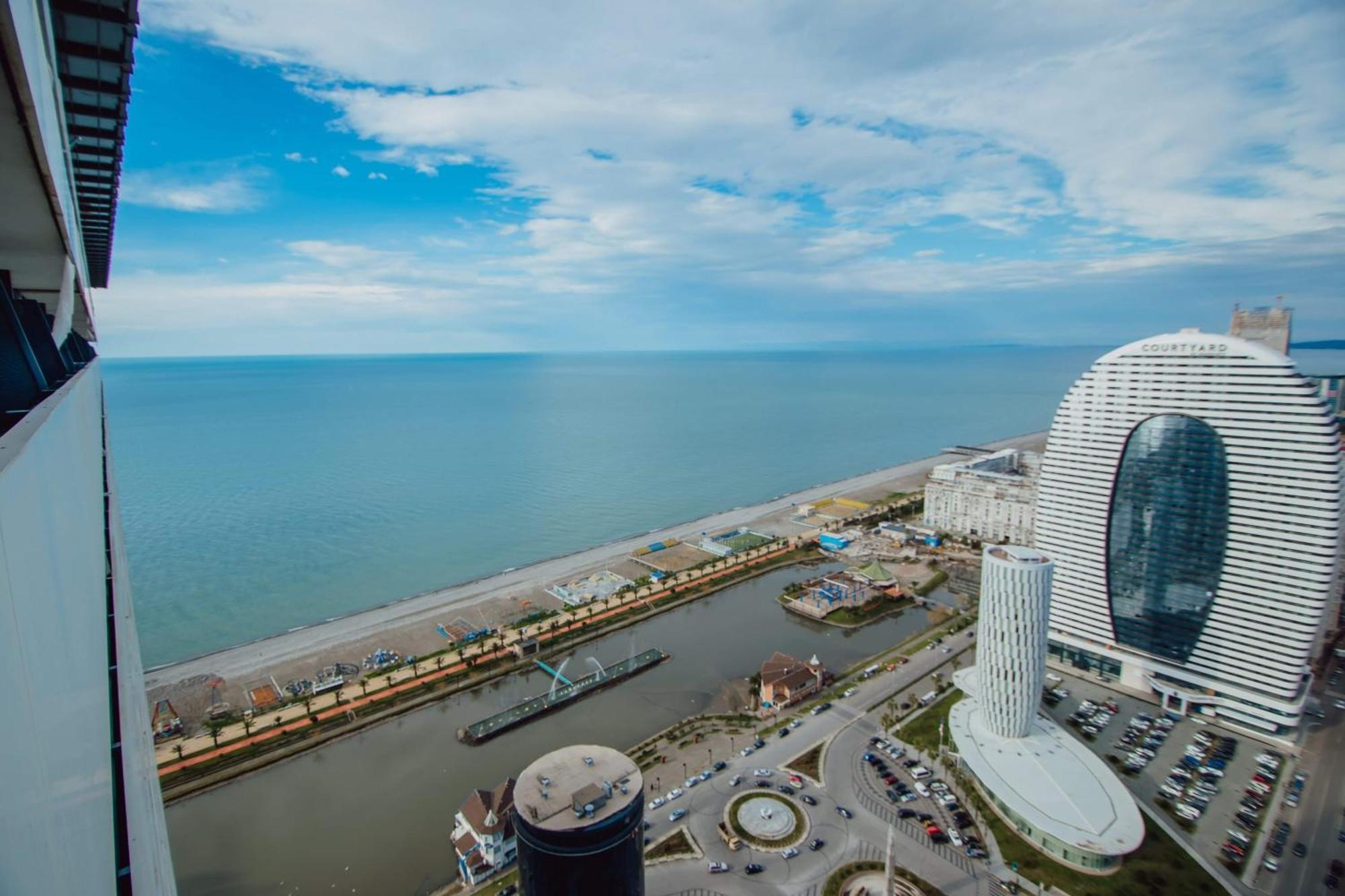 Luxury Beach Front Hotel บาทูมิ ภายนอก รูปภาพ