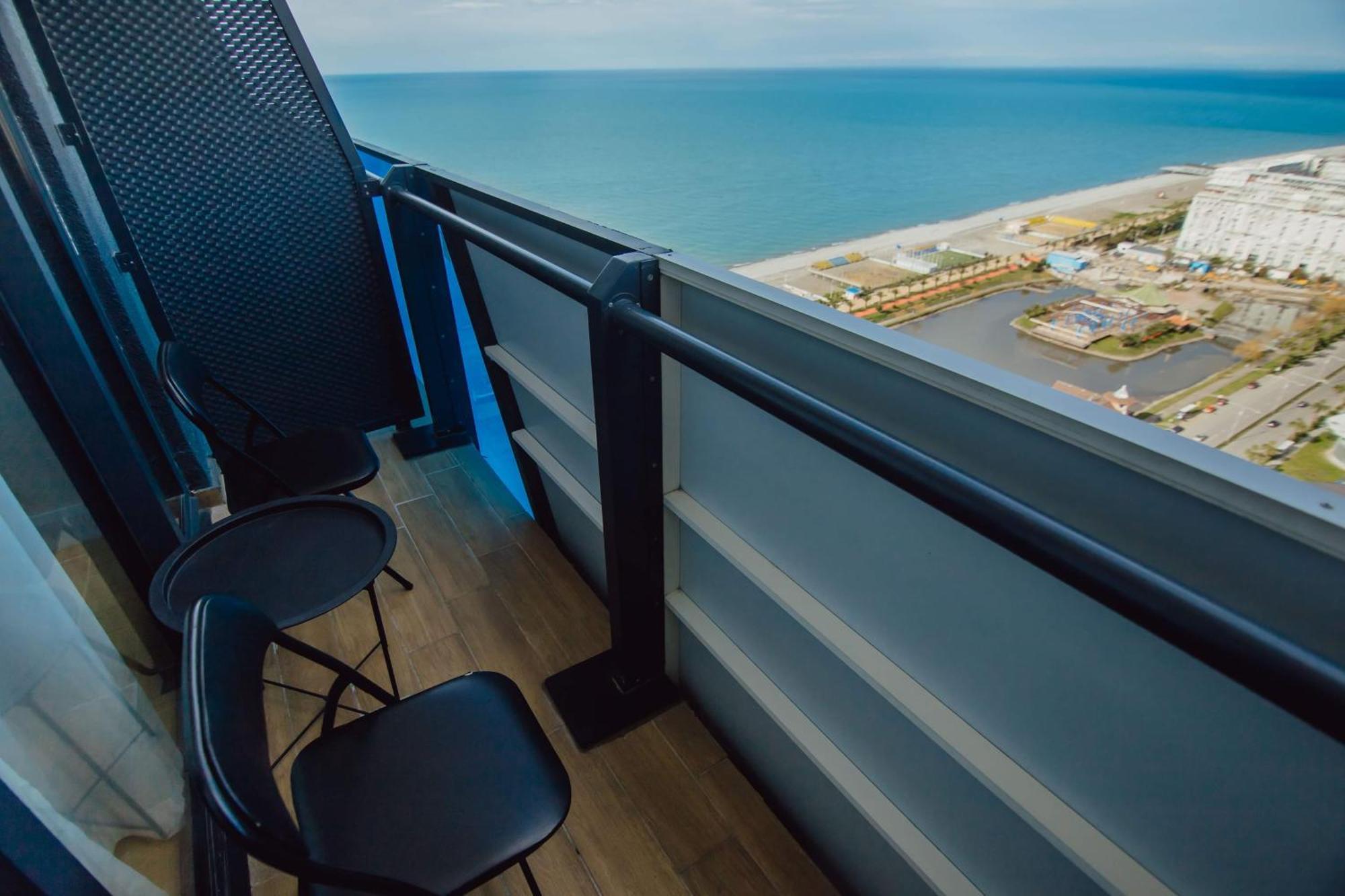 Luxury Beach Front Hotel บาทูมิ ภายนอก รูปภาพ