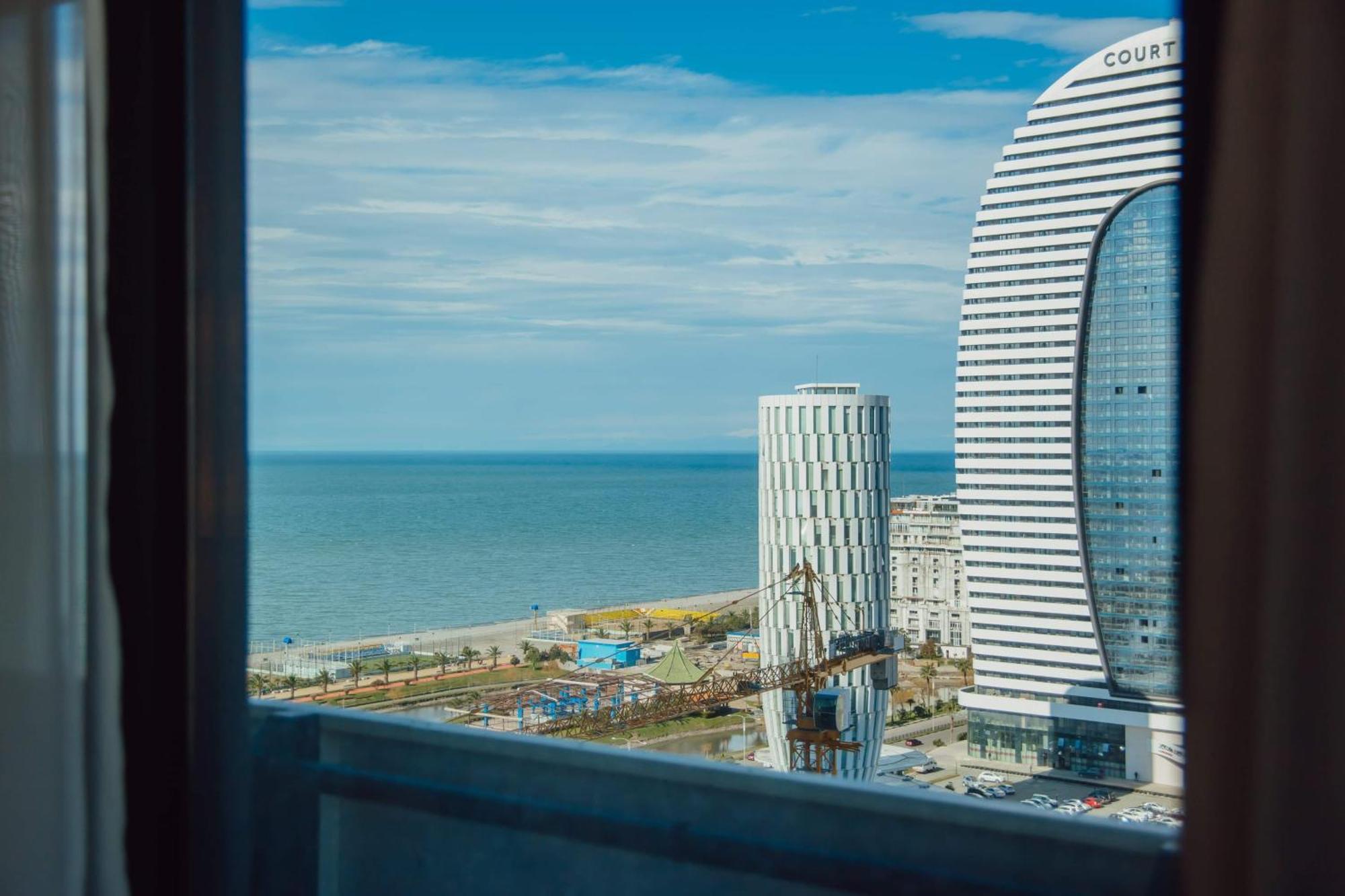 Luxury Beach Front Hotel บาทูมิ ภายนอก รูปภาพ