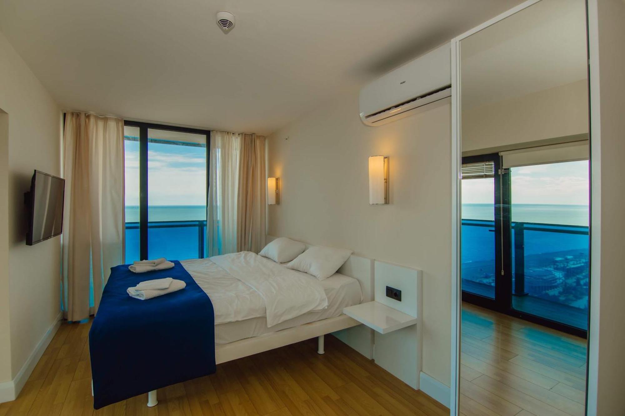 Luxury Beach Front Hotel บาทูมิ ภายนอก รูปภาพ