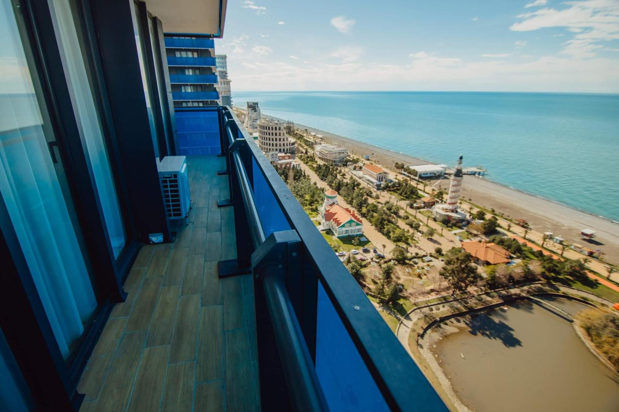 Luxury Beach Front Hotel บาทูมิ ภายนอก รูปภาพ