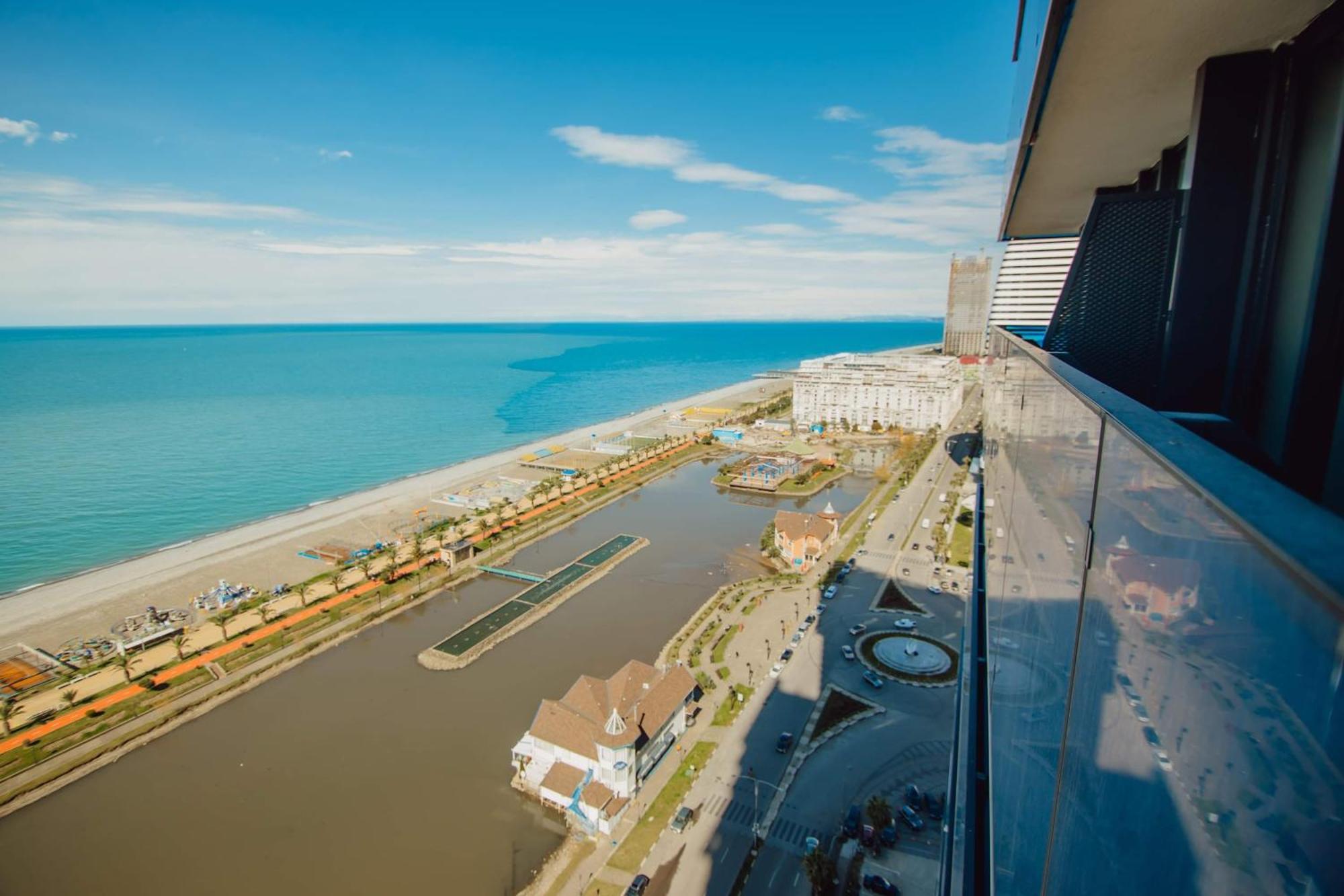 Luxury Beach Front Hotel บาทูมิ ภายนอก รูปภาพ