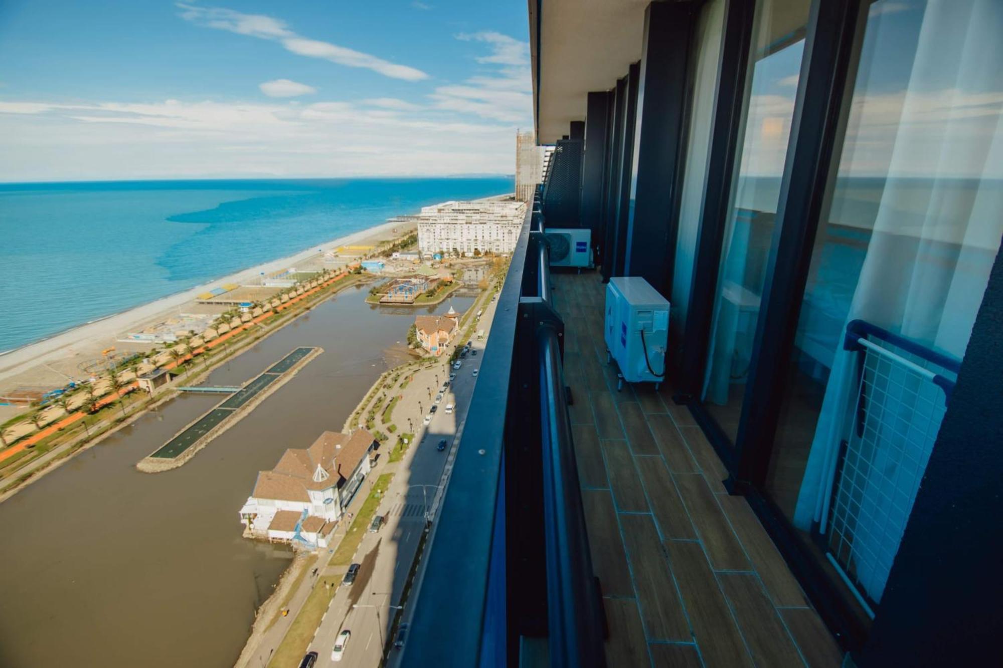 Luxury Beach Front Hotel บาทูมิ ภายนอก รูปภาพ