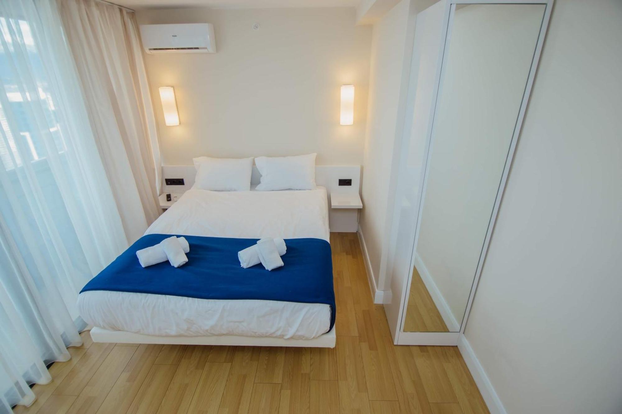 Luxury Beach Front Hotel บาทูมิ ภายนอก รูปภาพ