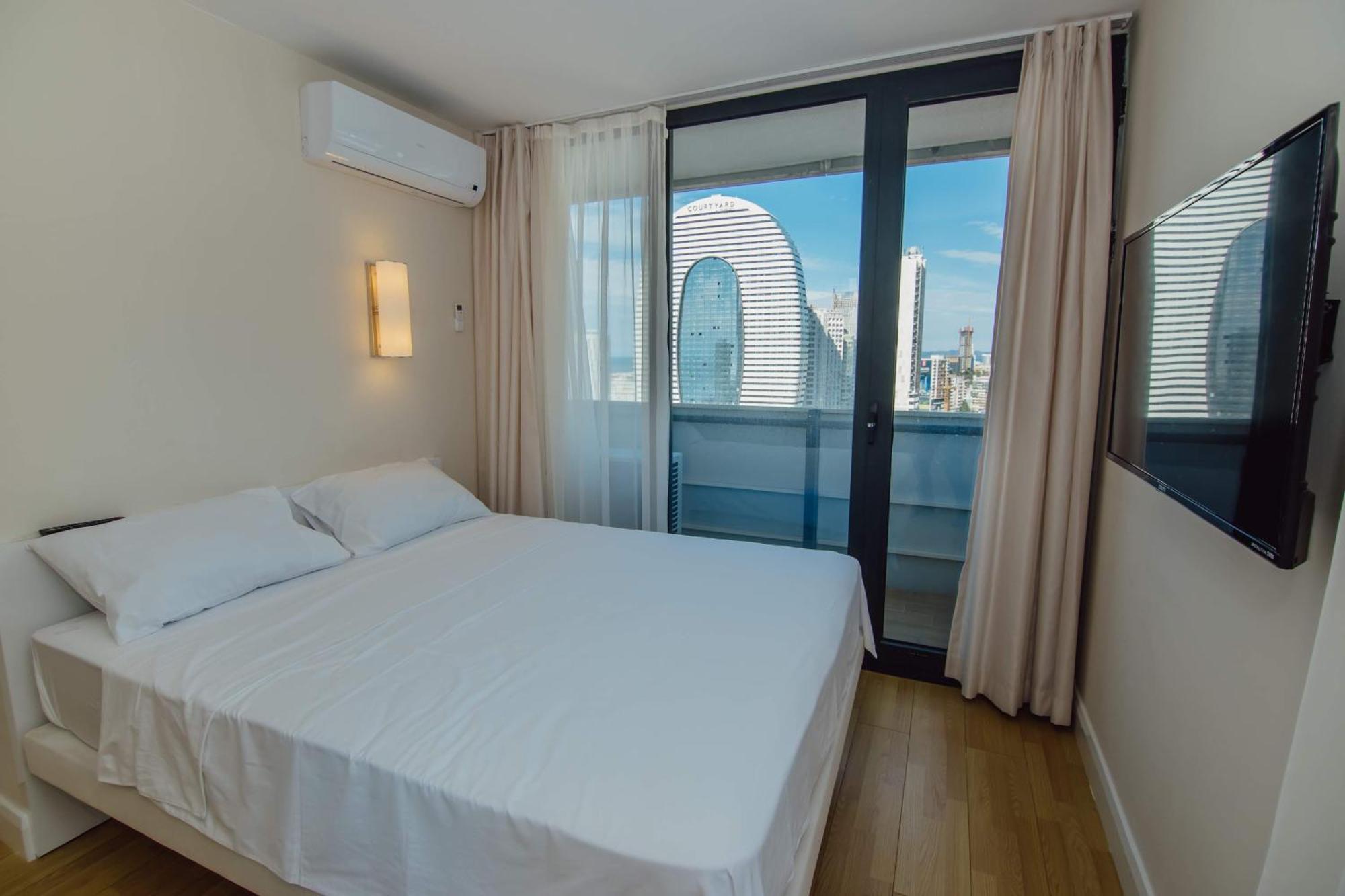 Luxury Beach Front Hotel บาทูมิ ภายนอก รูปภาพ