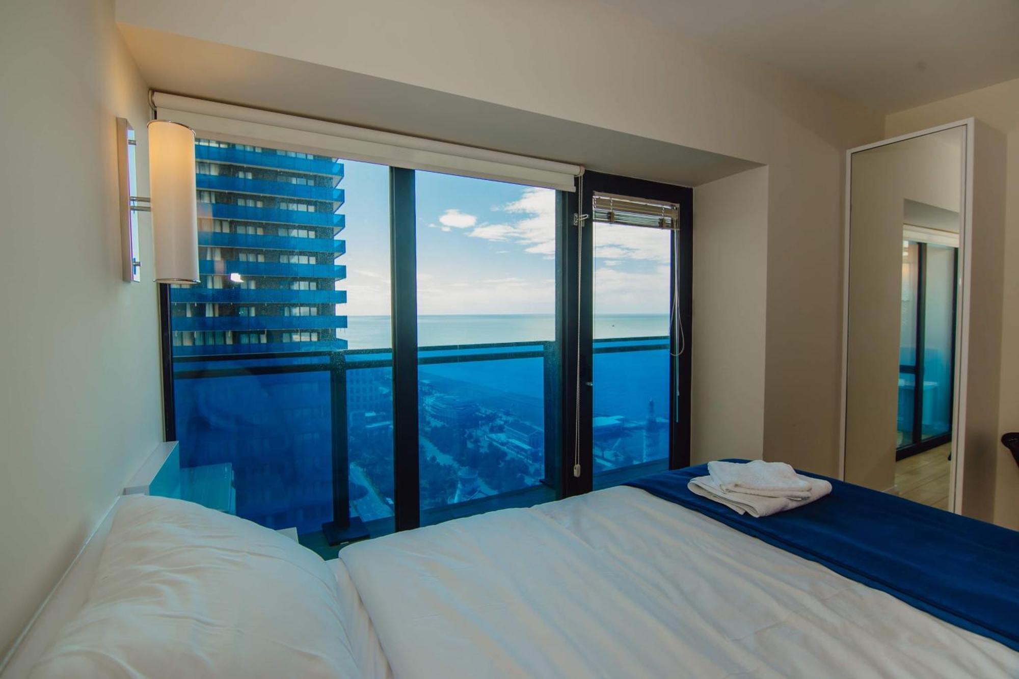 Luxury Beach Front Hotel บาทูมิ ภายนอก รูปภาพ