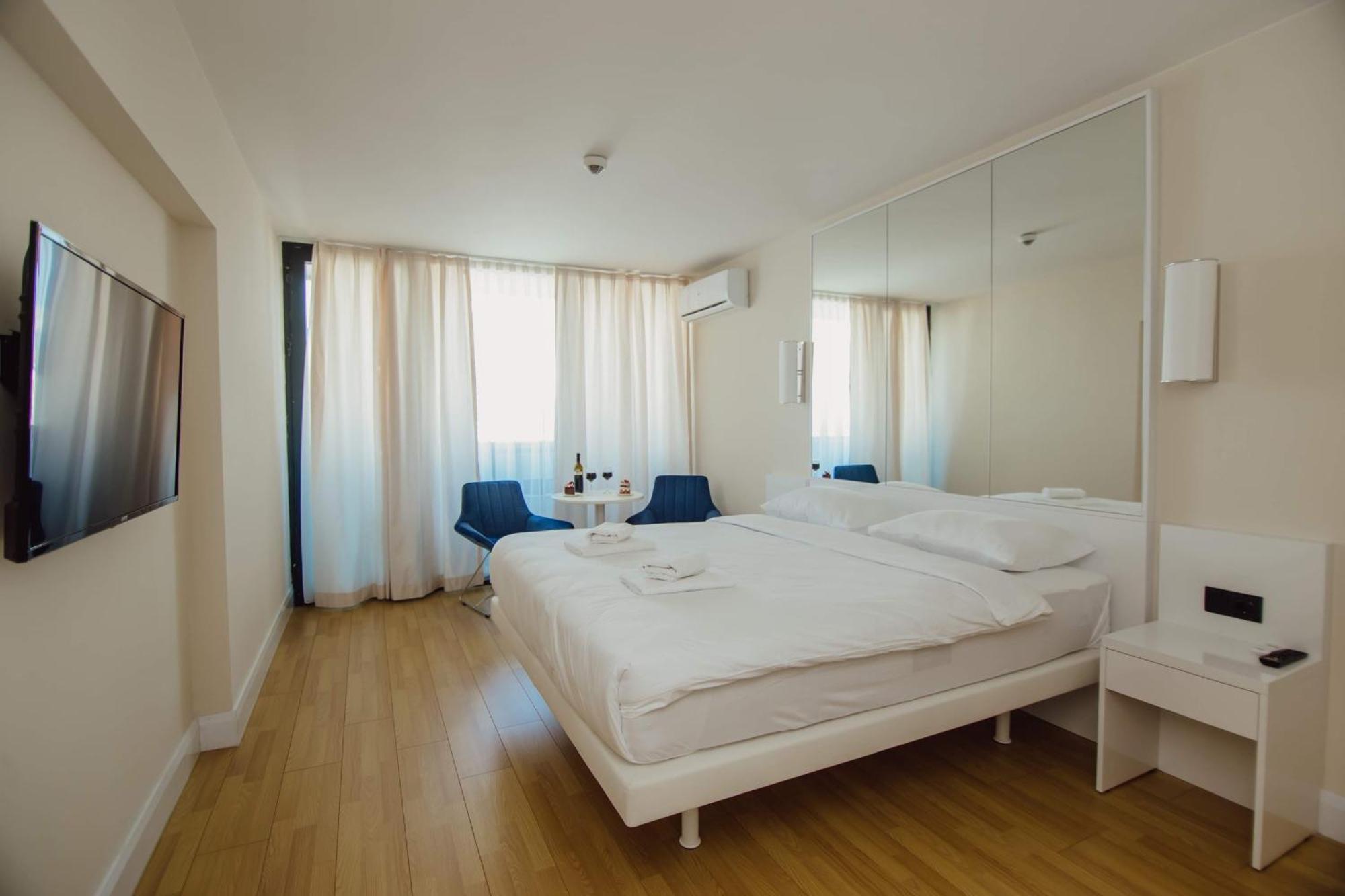 Luxury Beach Front Hotel บาทูมิ ภายนอก รูปภาพ