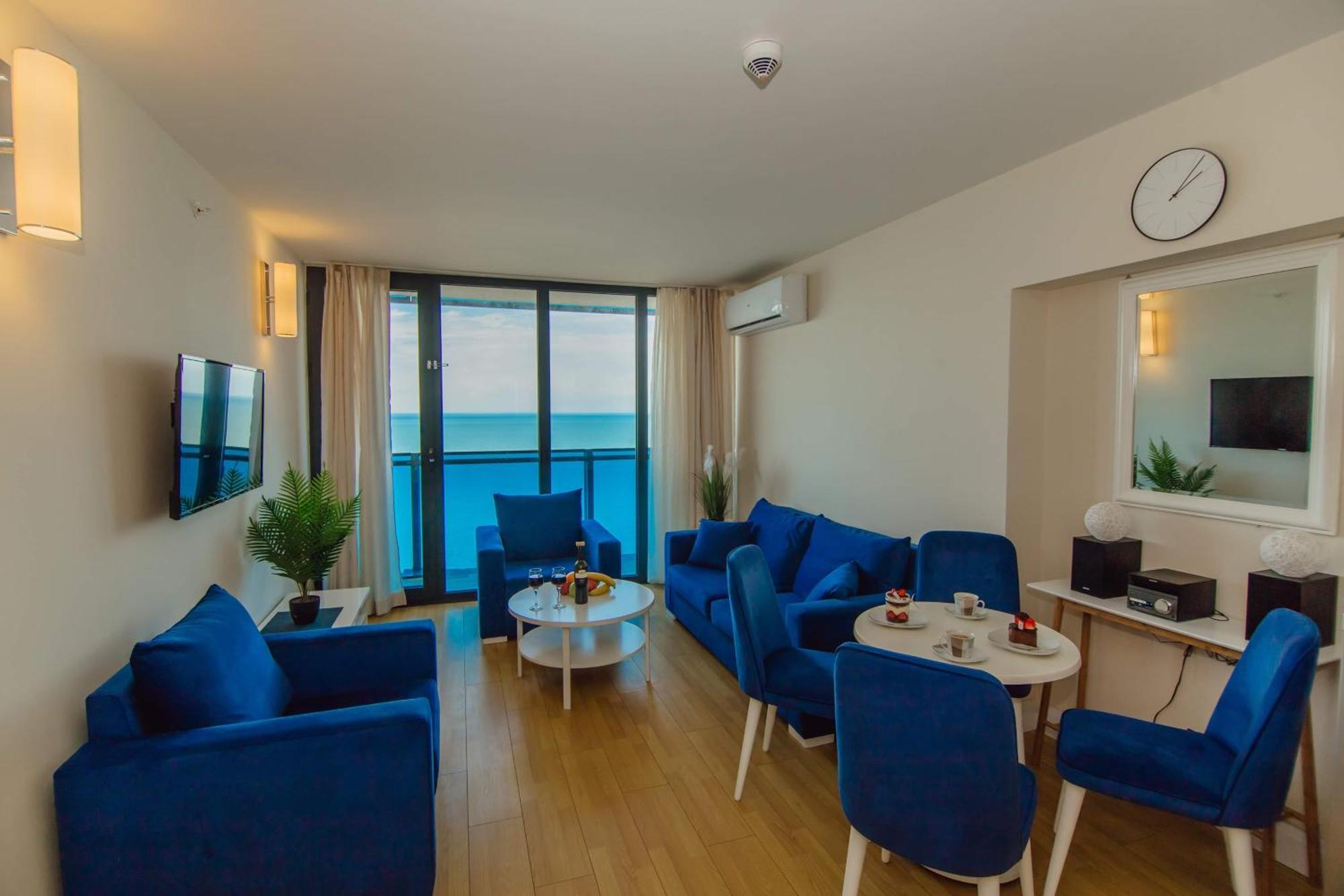 Luxury Beach Front Hotel บาทูมิ ภายนอก รูปภาพ