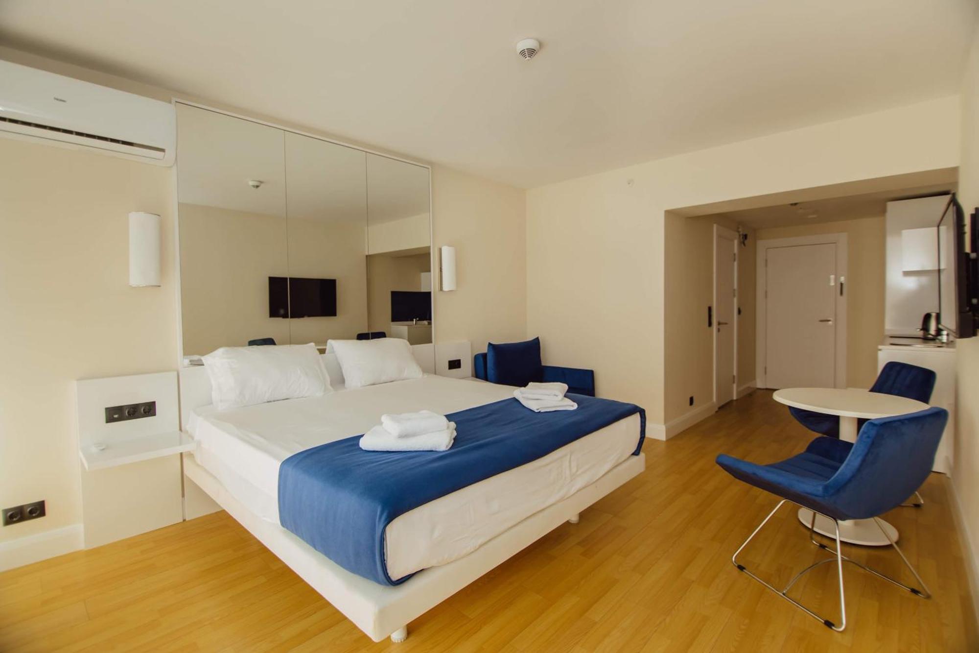 Luxury Beach Front Hotel บาทูมิ ภายนอก รูปภาพ