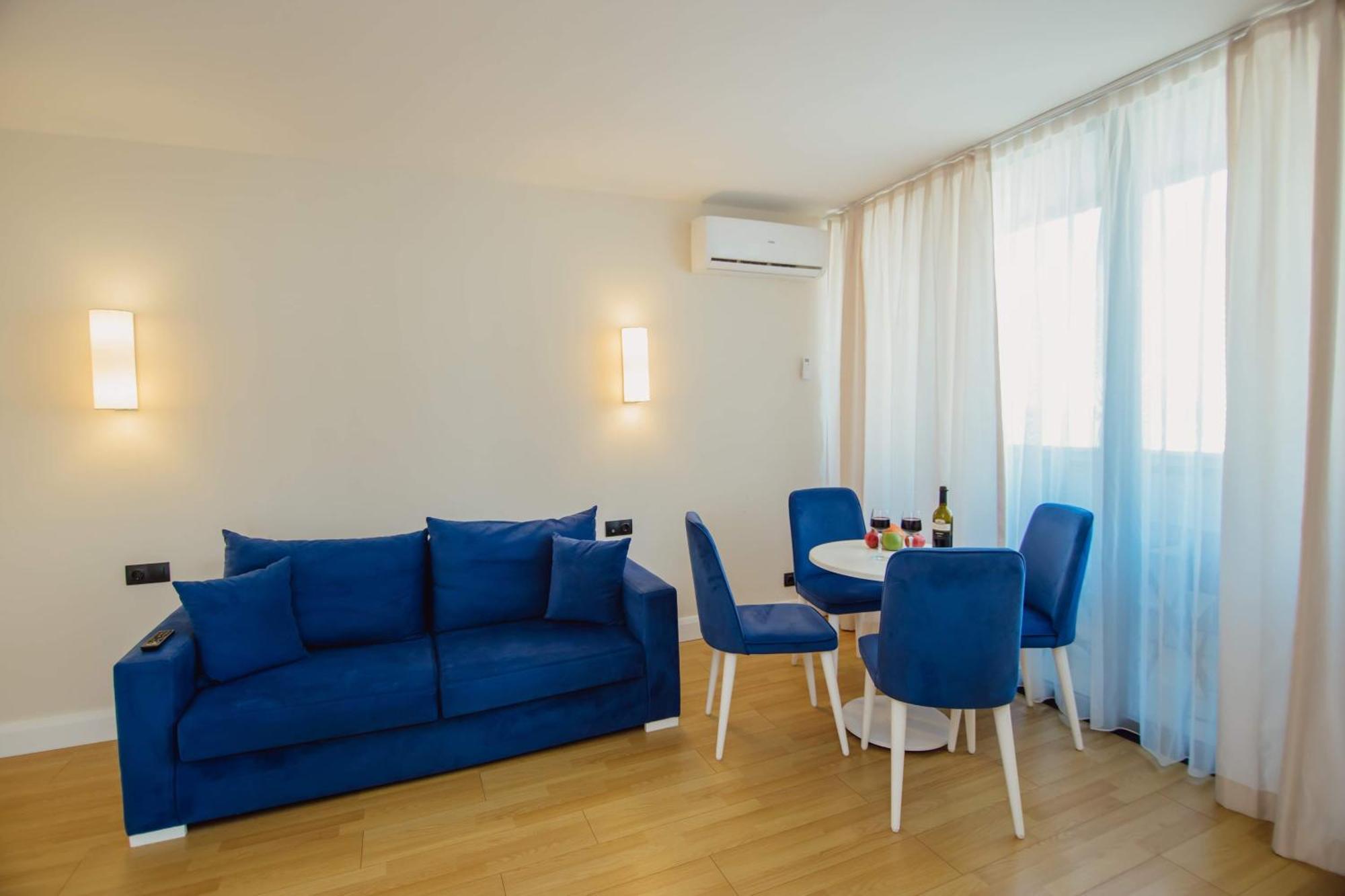 Luxury Beach Front Hotel บาทูมิ ภายนอก รูปภาพ