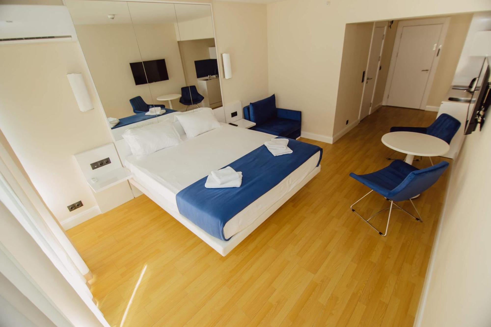 Luxury Beach Front Hotel บาทูมิ ภายนอก รูปภาพ