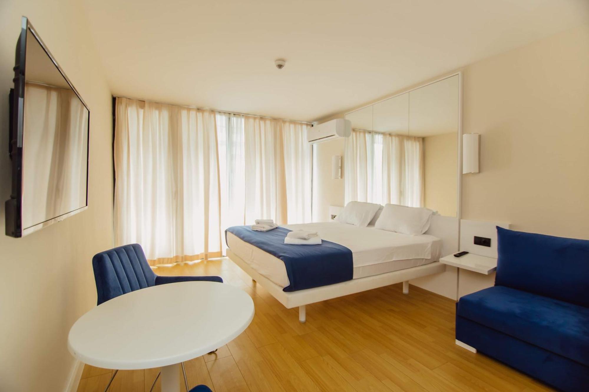 Luxury Beach Front Hotel บาทูมิ ภายนอก รูปภาพ