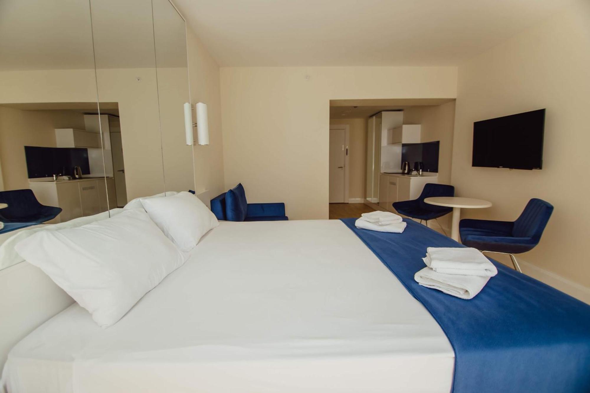 Luxury Beach Front Hotel บาทูมิ ภายนอก รูปภาพ